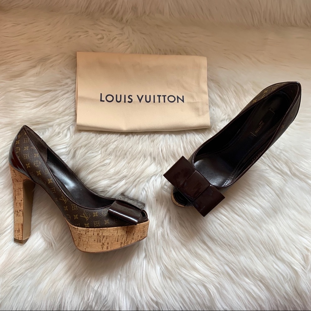 LOUIS VUITTON Logo Monogram Bow Cork Rivoli Pumps - Picture 2 of 9